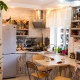 Wie rüstet man eine kleine Küche aus, um sie gemütlich und komfortabel zu machen?