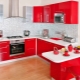 Cucine rosse: la scelta di un auricolare e una combinazione di toni nel design degli interni