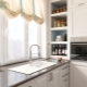 Virtuvės su kriaukle prie lango: privalumai, trūkumai ir dizainas