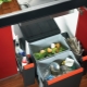 Кошче за боклук на вратата на шкафа: функции и методи за монтаж