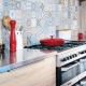 Descripción general de los azulejos de Kerama Marazzi en un delantal en la cocina