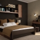 غرفة نوم مع أثاث داكن: الميزات وخيارات التصميم