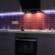 Tira de LED para la cocina debajo de los gabinetes: consejos para la selección e instalación
