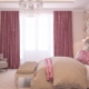 Jemnosti použití růžových záclon v interiéru ložnice