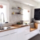 Pilihan reka bentuk untuk dapur putih dengan countertop kayu