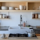 Tipi e caratteristiche di posizionamento degli scaffali aperti in cucina