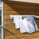 Стенни сушилни за дрехи на балкона: сортове, подбор и монтаж