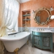Azulejos de estilo Provence no interior do banheiro