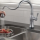 Кухненски кранове с издърпваща се поливаща кутия: функции и избор