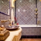 Rytietiško stiliaus vonios kambario dizaino variantai