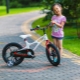 دراجات الأطفال الخفيفة: النماذج الشعبية وميزات الاختيار