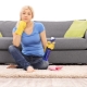 كيف تنظف الأريكة من الرائحة في المنزل؟
