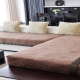 Escolha um cobertor no sofá de canto