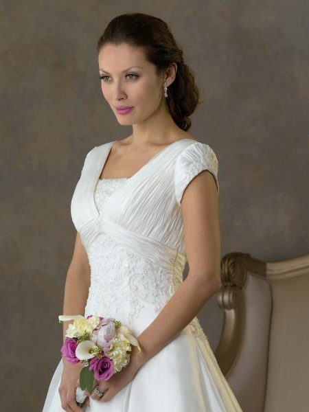 gaun pengantin panjang dengan lengan pendek dipasang