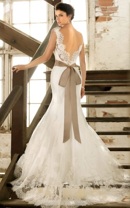 Модел на сватбена рокля с отворен гръб