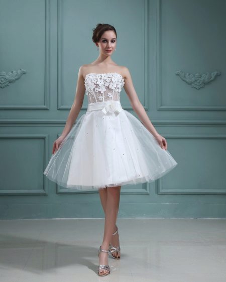 Gaun pengantin pendek dengan applique