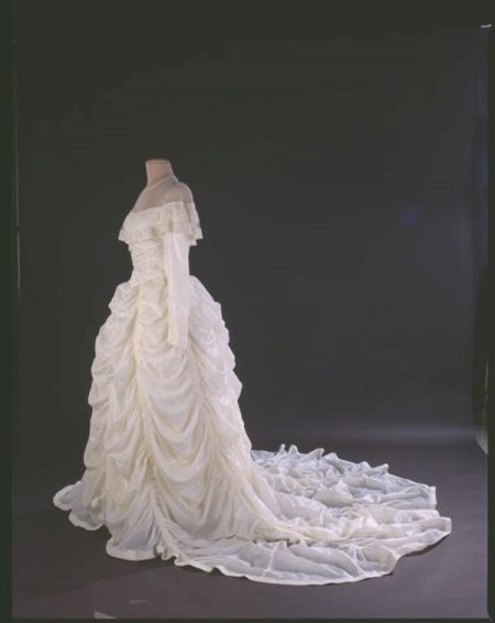 Izpletņu kāzu kleita