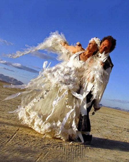Gaun pengantin yang diperbuat daripada polietilena