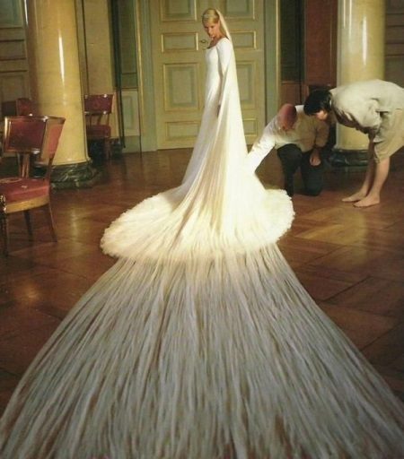 Vestido de noiva com um véu muito longo