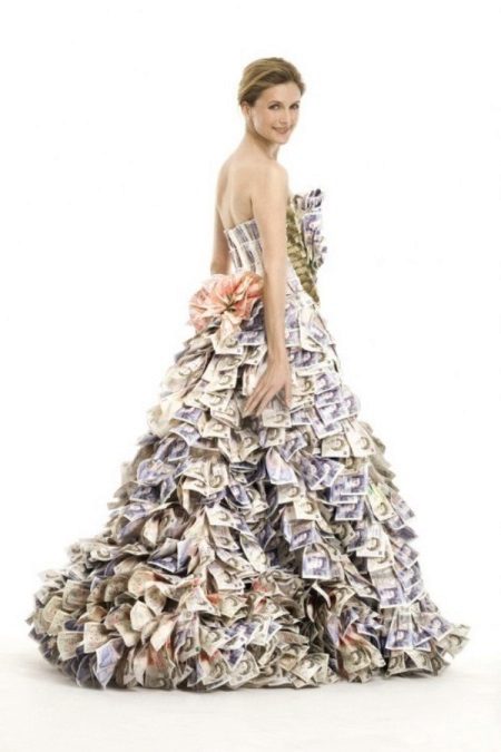Vestido de casamento feito de dinheiro