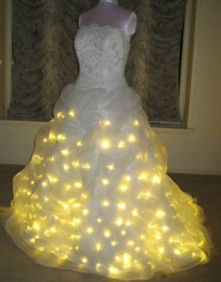 Осветена сватбена рокля