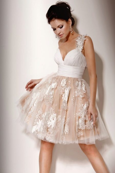 Лятна сватбена рокля със сатенен боди и пълна пола