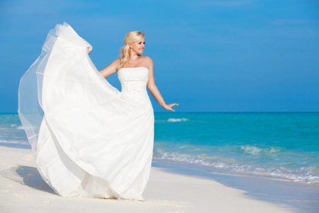 Gaun pengantin yang panjang dengan skirt penuh