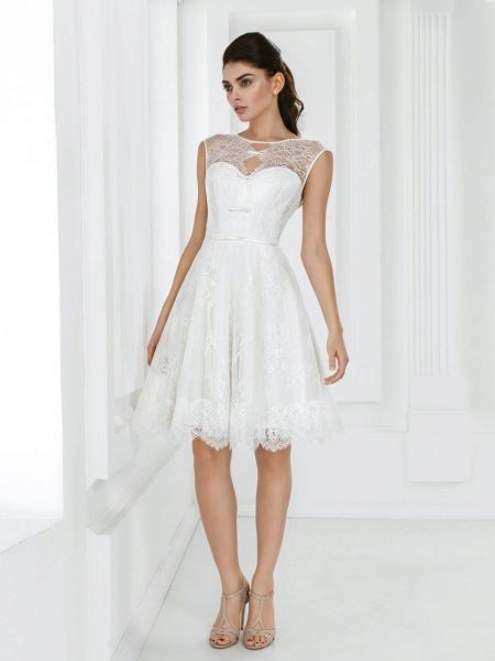 Paprasta trumpa vestuvinė suknelė