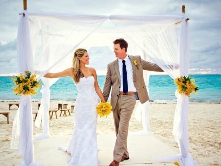Robe de mariée directe pour un mariage sur la plage.