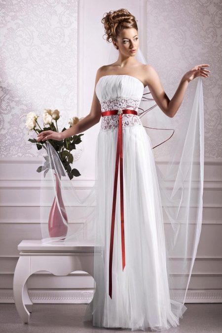 Imperijos stiliaus vestuvinė suknelė su raudonu diržu