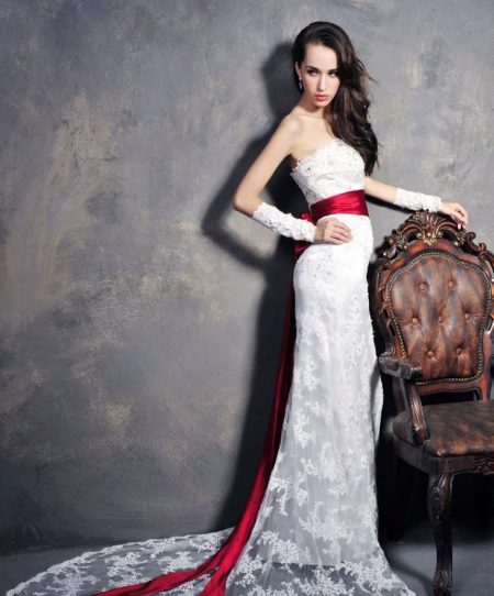 Дантелена сватбена рокля с дълъг колан