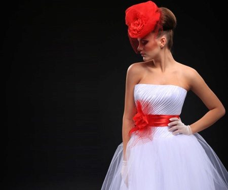 Vestuvinė suknelė su raudonu diržu ir skrybėle