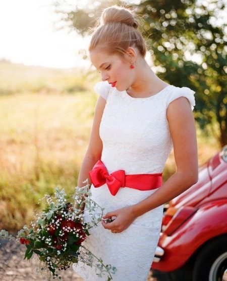 Сватбена рокля бяла с бордо колан