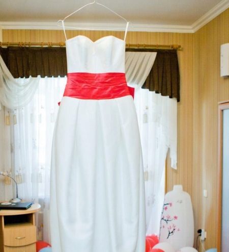 فستان زفاف مع حزام وردي