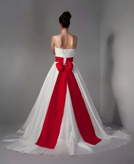 Sarkanā kāzu kleita ar jostu un lenti matos