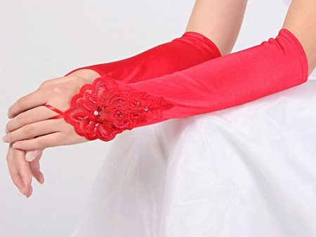 Raudonos pirštinės, kad atitiktų vestuvinės suknelės raudoną juostelę