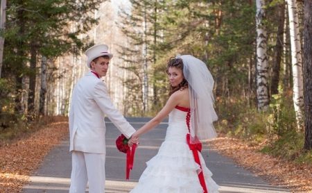 Balta kāzu kleita ar sarkanām mežģīnēm