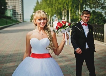 Vestuvinė suknelė su raudonu diržu ir raudona puokšte