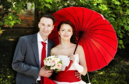 Vestuvinė suknelė su raudonu diržu