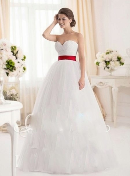 Vestuvinė suknelė su iškirpta širdimi ir raudonu diržu
