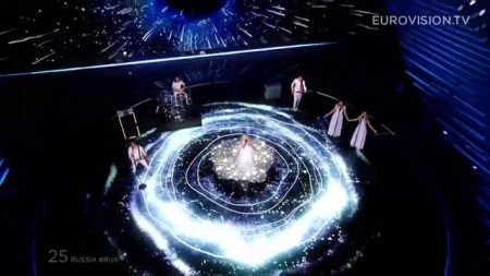 Polina Gagarina „Eurovizijos“ 2015 suknelė su LED lemputėmis