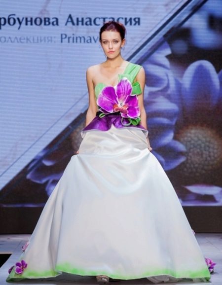 Vestido corto de novia de Anastasia Gorbunova con una flor
