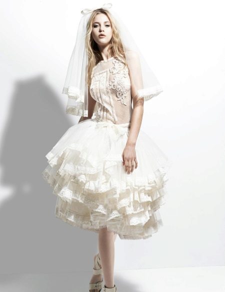 Váy cưới ngắn của Yolan Chris