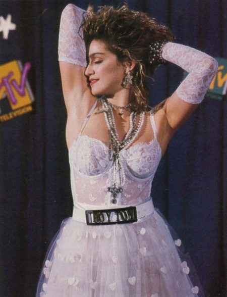Откровена сватбена рокля на Мадона