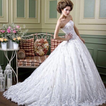Um vestido de noiva magnífico de Irina Lux