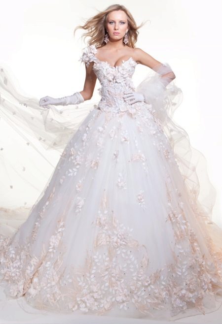 فستان زفاف مزين بزهور من تصميم أوكسانا موكا