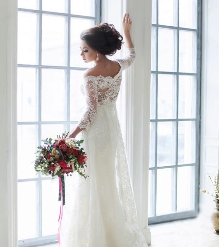Дантелена сватбена рокля