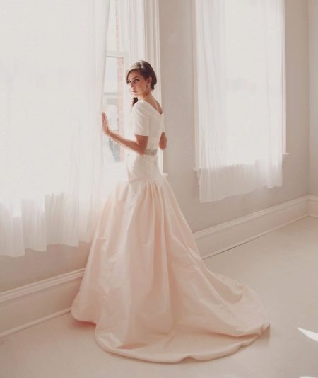 Vestido de noiva modesto com as costas fechadas