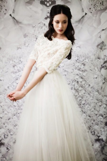 فستان زفاف متواضع مع الأكمام