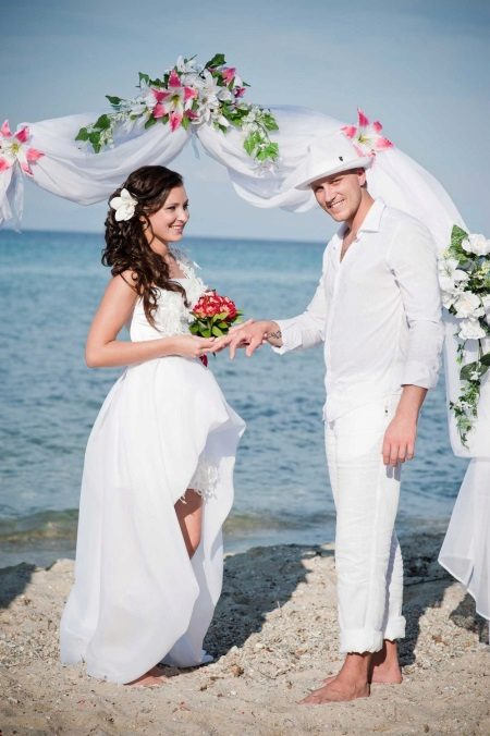 Wedding hairstyle για ένα νυφικό καλοκαιρινό φόρεμα